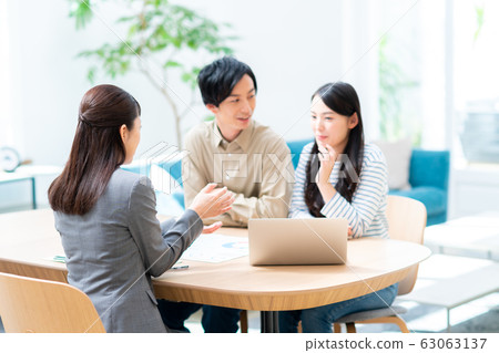 Young couple (consulting) 63063137