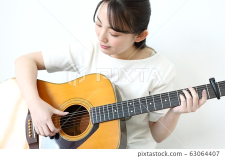 民謠吉他的女人 63064407