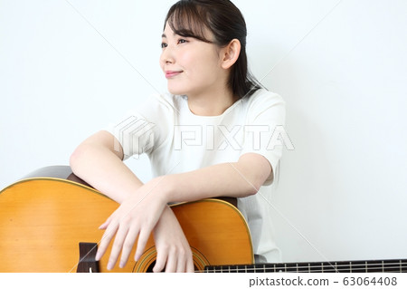 民謠吉他的女人 63064408