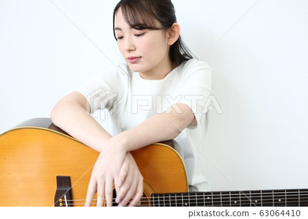 民謠吉他的女人 63064410