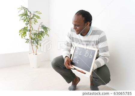 A native teacher who teaches English conversation 63065785