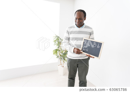 A native teacher who teaches English conversation 63065786