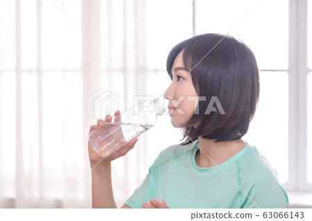 young attractive asian woman who drinks water young attractive asian woman who drinks water 63066143
