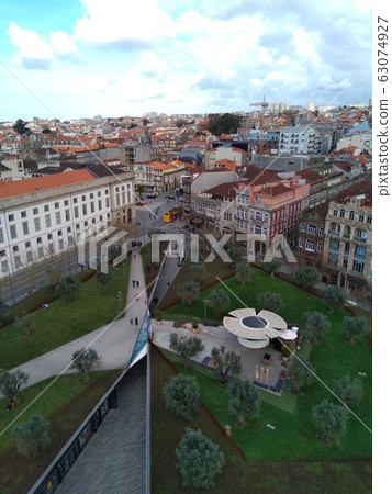 從波爾圖的Clerigos塔頂部的Cordelia花園景觀 從波爾圖的Clerigos塔頂部的Cordelia花園景觀 63074927