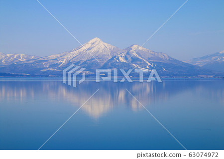 豬苗代湖和Hagiyama(湖山郡郡)在春天 豬苗代湖和Hagiyama(湖山郡郡)在春天 63074972