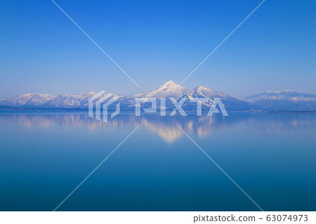 豬苗代湖和Hagiyama(湖山郡郡)在春天 豬苗代湖和Hagiyama(湖山郡郡)在春天 63074973