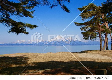 豬苗代湖和Hagiyama(湖山郡郡)在春天 豬苗代湖和Hagiyama(湖山郡郡)在春天 63074979