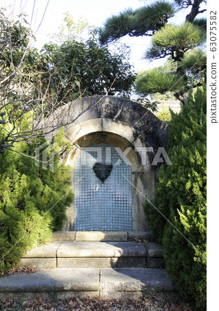 Old dry house 63075582