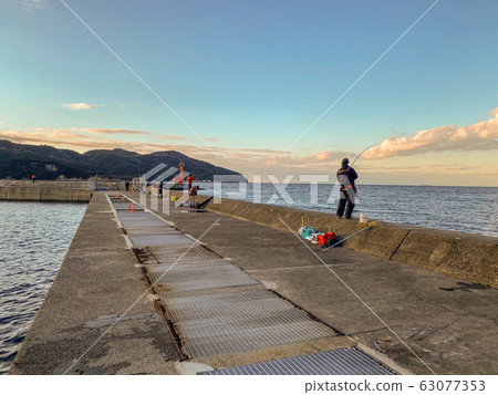 堤上的垂釣者 63077353