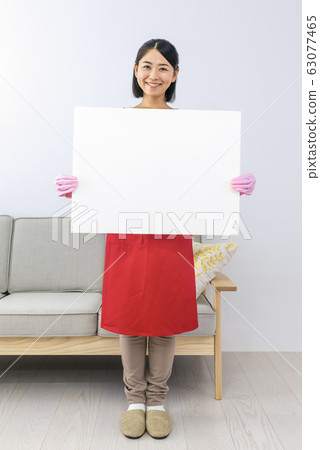 有白板的興高采烈的女性服務人員 63077465