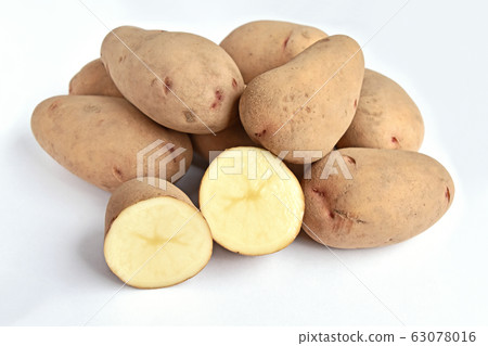 Potatoes (far) 63078016