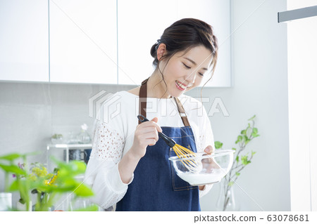 年輕女子蛋白甜餅做飯 63078681