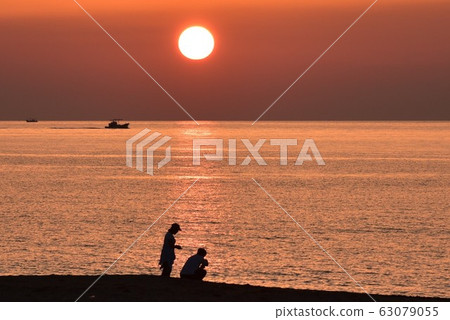 Evening shore 63079055