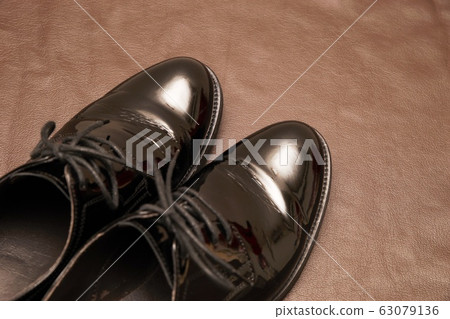 搪瓷女鞋 63079136