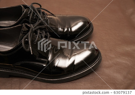 搪瓷女鞋 63079137