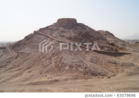 沉默的塔 63079696