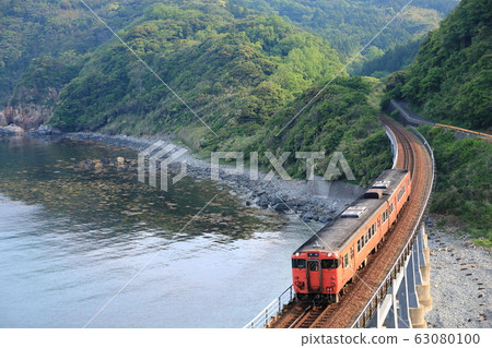 Train crossing the Sogogawa Bridge 63080100