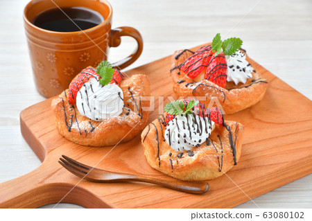 Sweets, strawberry danish. It is a sweet bun. 63080102