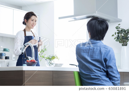 Couple, living dining, after meal 63081891