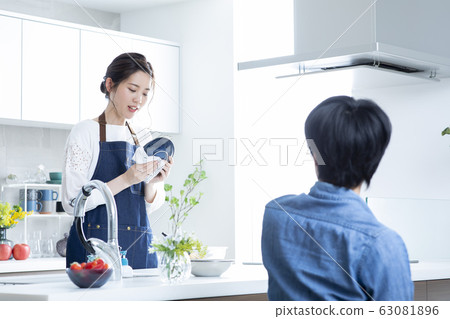 Couple, living dining, after meal 63081896