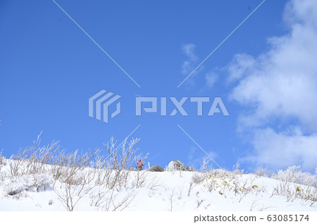 冬季站在Himegami的山頂上的登山者 63085174