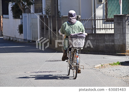 騎自行車的老人 騎自行車的老人 63085483