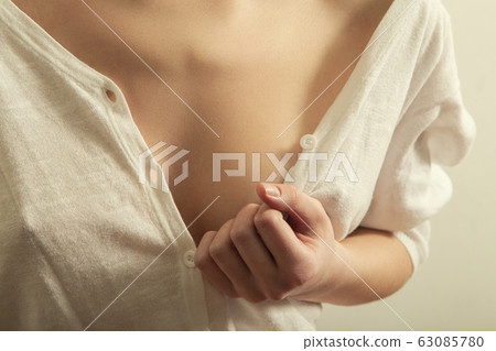 woman show decollete 63085780