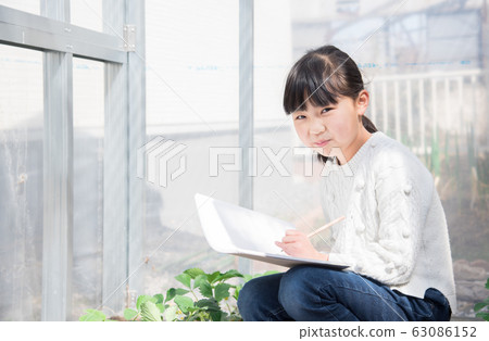 Elementary school girl 63086152