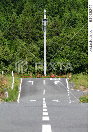 道路白線和箭頭 照片素材 圖片 圖庫