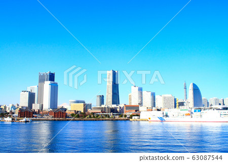 Yokohama cityscape and Mt. Fuji 63087544