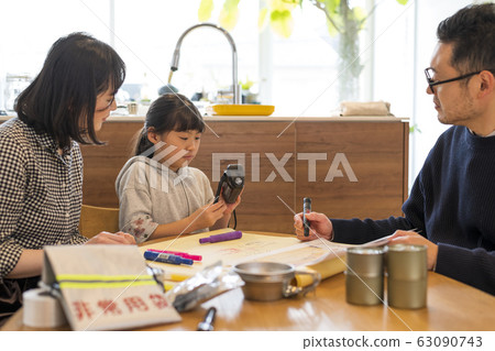 Children studying how to use a disaster prevention radio at a family disaster prevention meeting Children studying how to use a disaster prevention radio at a family disaster prevention meeting 63090743