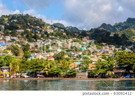 Coastline full of boats with lots of living houses 63091412