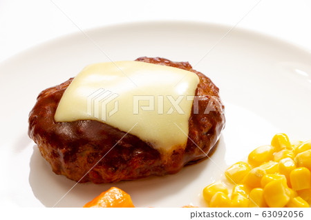 奶酪漢堡包。 (白板,白色背景) 奶酪漢堡包。 (白板,白色背景) 63092056