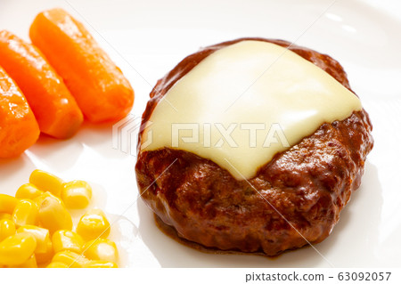 奶酪漢堡包。 63092057