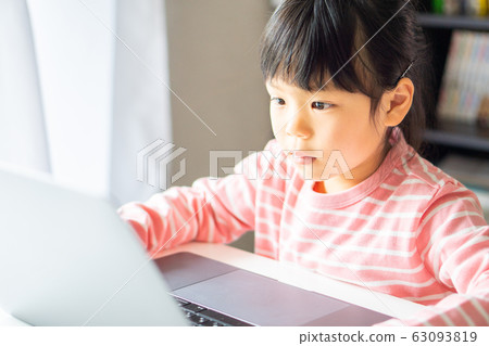 女孩筆記本電腦 女孩筆記本電腦 63093819