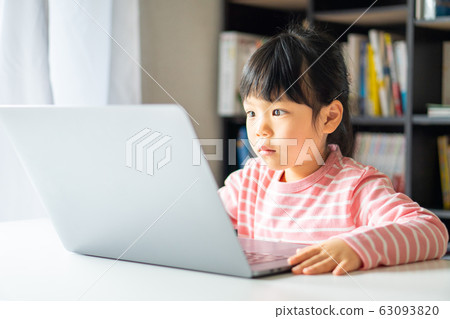 女孩筆記本電腦 63093820