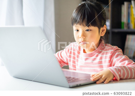 女孩筆記本電腦 女孩筆記本電腦 63093822