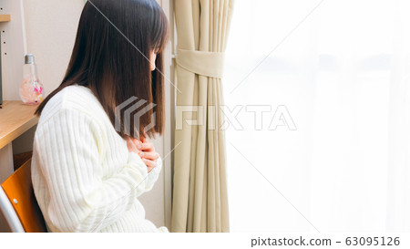 女人抱著乳房胸部疾病複製空間16:9 女人抱著乳房胸部疾病複製空間16:9 63095126