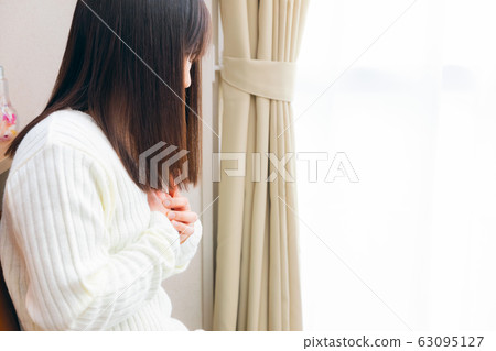 婦女患有胸痛各種疾病複製空間 婦女患有胸痛各種疾病複製空間 63095127