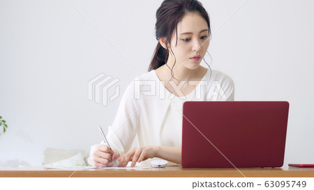 一個女人做筆記 63095749