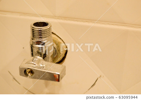 Metallic iron shiny chrome plumbing fittings  63095944