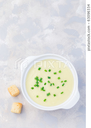 Potato leek soup in white ceramic bowl Potato leek soup in white ceramic bowl 63096334