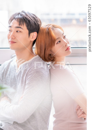 戀人情侶下午窗戶燈 63097529