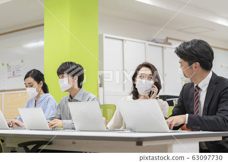 戴著口罩工作的人 戴著口罩工作的人 63097730
