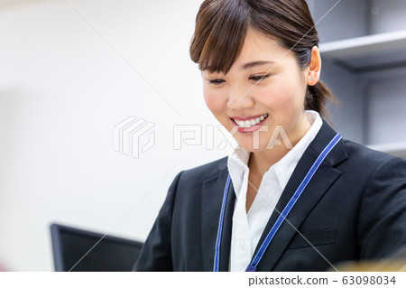 Librarian woman 63098034