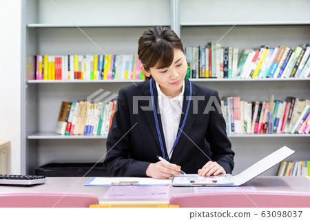 Librarian woman 63098037