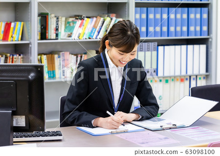 圖書管理員女人 圖書管理員女人 63098100