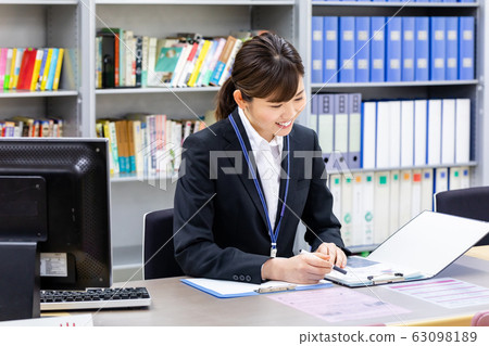 圖書管理員女人 圖書管理員女人 63098189