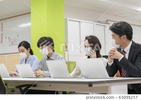 人們前往戴著口罩的筆記本電腦 63098257