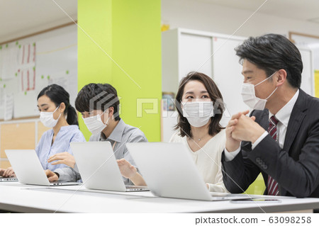 戴著口罩工作的人 63098258